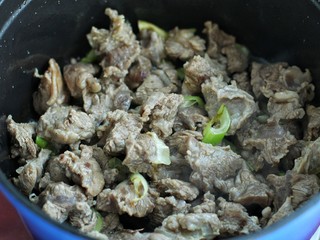 7、无肉不欢+牛肉烧土豆,再放入牛肉翻炒变色