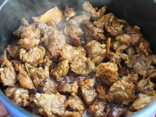 8、无肉不欢+牛肉烧土豆,调入生抽、老抽和料酒炒至牛肉上色