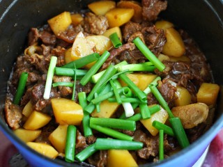 12、无肉不欢+牛肉烧土豆,最后放入小葱段