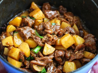 13、无肉不欢+牛肉烧土豆,大火翻炒收汁即可