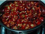 1、私房辣椒酱,大蒜切粒，肉切粒，辣椒切碎