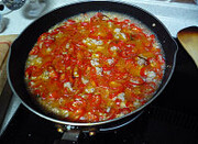 3、私房辣椒酱,翻炒均匀后，加盐、糖，继续翻炒均匀后，添水刚好没过辣椒
