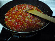 4、私房辣椒酱,中小火熬煮到汤汁变浓稠后，加少许老抽调色