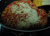 5、私房辣椒酱,汤汁基本收干时，放凉，撒熟芝麻拌匀即可入容器保存