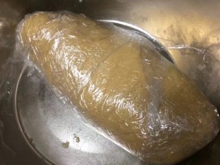 6、金秋玫瑰五仁月饼,光滑面团包上保鲜膜醒至2个小时以上