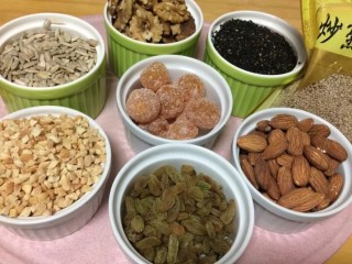 7、金秋玫瑰五仁月饼,在这个时间段里，我们可以做五仁月饼馅，所有材料备好