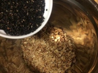 10、金秋玫瑰五仁月饼,核桃仁切碎块，稍微颠抖一下盘子去皮，放入盆里，依次加入熟的黑芝麻