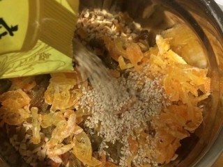 12、金秋玫瑰五仁月饼,加入一切两瓣的葡萄干，橘糖丝，熟白芝麻