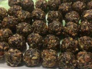 19、金秋玫瑰五仁月饼,拌好的五仁馅放入盆子里盖上保鲜膜放置半小时以上，不出油就证明馅做的非常成功，然后按照比例称重35g一个，一共41个五仁馅搓圆，戴上一次性手套不粘手