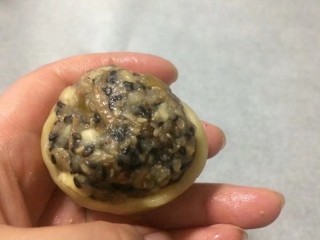 21、金秋玫瑰五仁月饼,取一个月饼皮手心按扁，中间薄边缘厚，包入一个五仁馅