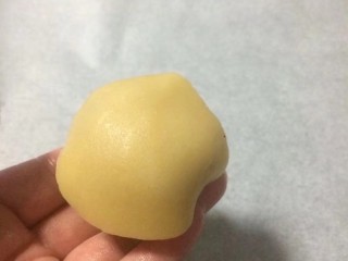 22、金秋玫瑰五仁月饼,然后翻扣过来月饼皮，这样很容易与手心脱离月饼皮，不易破