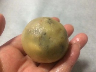 23、金秋玫瑰五仁月饼,接下来就是用虎口，慢慢的往上推月饼皮，直到完全包裹住五仁馅