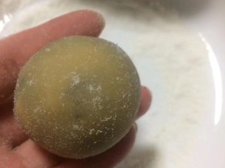 24、金秋玫瑰五仁月饼,捏成鸡蛋状，放入熟糕粉中裹少许粉面