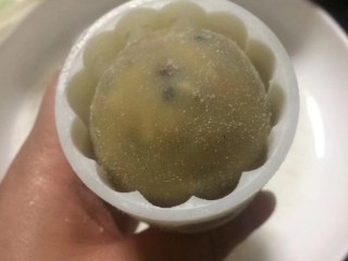 25、金秋玫瑰五仁月饼,放入50g的月饼模具中，光滑的一面放入模具底端，出来的花型漂亮