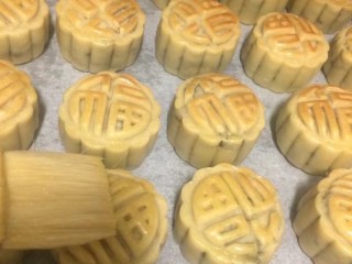 28、金秋玫瑰五仁月饼,烤箱提前180度预热，175度烤五分钟后取出刷少许蛋黄液在表面，不易多，否则影响花型清晰度，我家烤箱火大，可以根据自己烤箱来设定调温