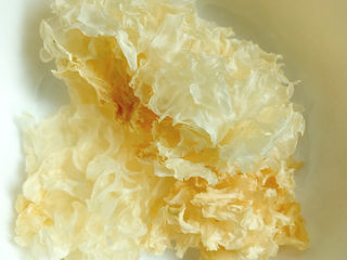 3、银耳乌骨鸡汤,取少量银耳