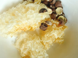 4、银耳乌骨鸡汤,红莲子