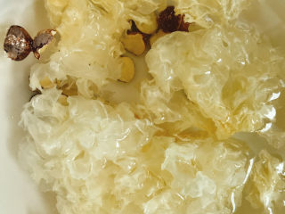 6、银耳乌骨鸡汤,浸泡1小时以上