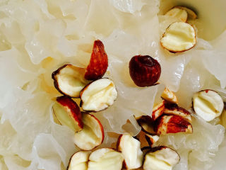 8、银耳乌骨鸡汤,冲洗干净备用