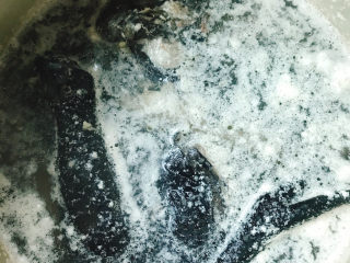 10、银耳乌骨鸡汤,烧开