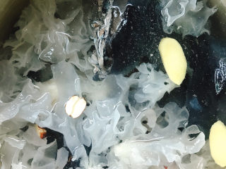 13、银耳乌骨鸡汤,放入银耳、红莲