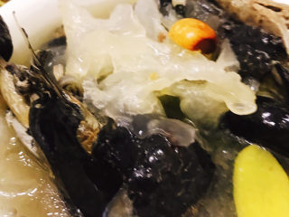 14、银耳乌骨鸡汤,大火烧开后转小火煲1小时