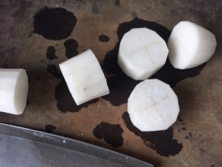 2、白萝卜煮,白萝卜去皮切成大段，并在萝卜表面划十字