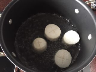 3、白萝卜煮,然后放入沸水锅中煮20分钟