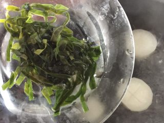 4、白萝卜煮,将煮好的白萝卜取出，锅里另加水、加入昆布一起煮沸