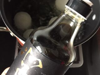 5、白萝卜煮,然后转小火加入又伊鲜鲜味酱油