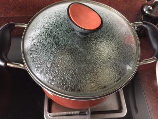 6、白萝卜煮,盖上锅盖小火煮30分钟