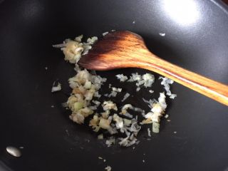 11、白萝卜煮,锅里倒入麻油热锅后放入葱、姜、蒜末煸香