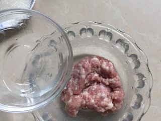 9、白萝卜煮,猪肉剁碎后加入清酒搅拌均匀