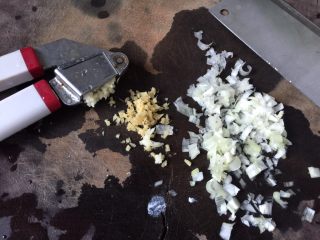 10、白萝卜煮,蒜瓣、姜片，大葱切碎