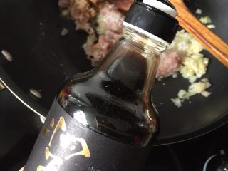 12、白萝卜煮,然后放入猪肉末、加入白砂糖、倒入又伊鲜鲜味酱油