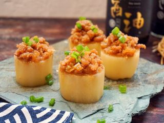 14、白萝卜煮,勺入猪肉末