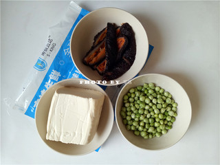 1、海参豆腐羹,备好食材：海参，嫩豆腐，豌豆；