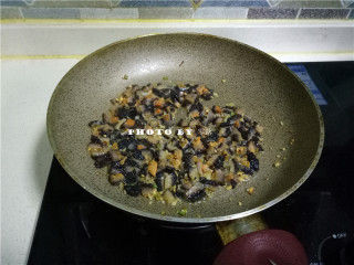 6、海参豆腐羹,再放入海参翻炒；