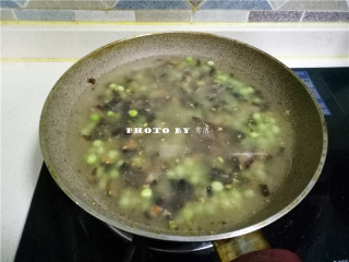 8、海参豆腐羹,倒入清水；