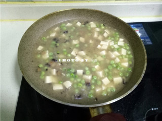 11、海参豆腐羹,食材煮熟后，调入盐，搅拌均匀；再调入水淀粉，迅速搅拌均匀后，关火；