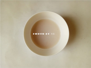 10、海参豆腐羹,淀粉同适量清水混合，搅拌均匀；