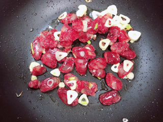 11、青椒炒腐竹,腊肠炒出油即可。