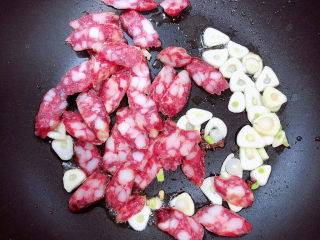 10、青椒炒腐竹,放入腊肠翻炒均匀。