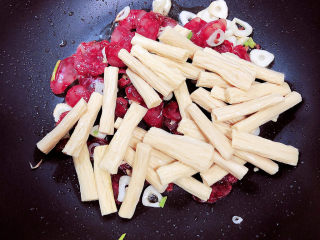 12、青椒炒腐竹,放入腐竹翻炒均匀。