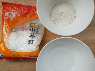 1、复刻街头美食~网厨第一个肉蛋堡,把普通面粉,清水,盐,少许小苏打,混合成面糊。