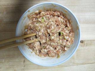 3、复刻街头美食~网厨第一个肉蛋堡,准备好肉馅,加入盐,鸡精,姜末,葱花,一点玉米淀粉,一点白糖,少许酱油,少许香油。