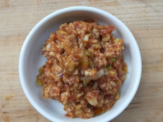 4、复刻街头美食~网厨第一个肉蛋堡,搅拌均匀,调适合自己的味,备用。