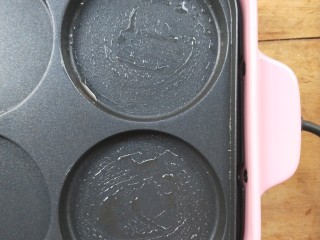 7、复刻街头美食~网厨第一个肉蛋堡,圆盘里刷少许油。