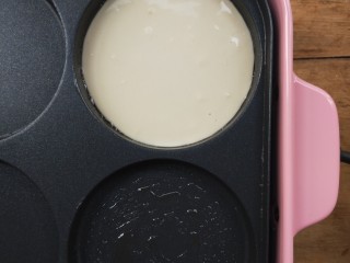 8、复刻街头美食~网厨第一个肉蛋堡,一个圆盘里倒适量面糊。