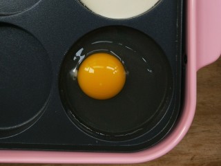 9、复刻街头美食~网厨第一个肉蛋堡,一个圆盘里打一个鸡蛋,尽量不要太大个的鸡蛋哈。